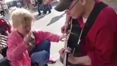 بالفيديو والصور.. رد فعل طفلة ضريرة تلعب الجيتار لأول مرة