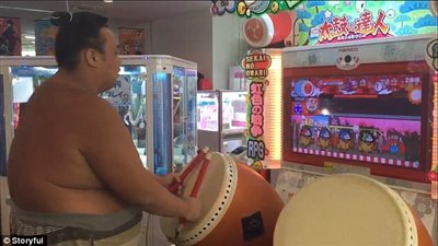بالفيديو والصور.. مصارع سومو يذهل الجميع بالعزف على الطبول