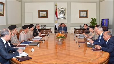 تفاصيل اجتماع السيسي مع رئيس الوزراء ووزير الإسكان.. يستعرض مشروعات الطرق والمحاور لتخفيف التكدس بالقاهرة.. تشييد مدينة وجامعة الجلالة على البحر الأحمر.. يطالب باتباع أعلى المعايير البيئية في التصميم