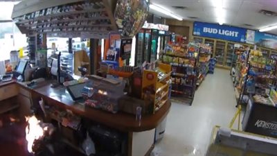 لحظة إشعال لص النيران في عامل (فيديو)