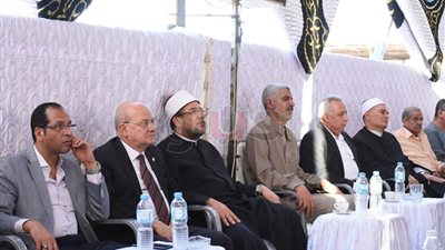 وزير الأوقاف يؤدي واجب العزاء في شهيد منيا القمح بالشرقية (صور)