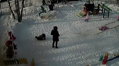 لحظة اختناق طفلة أمام مقدمة رعاية لدقائق (فيديو)