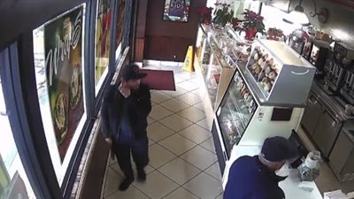 شاب يطعن عجوزا من ظهره داخل متجر دوناتس (فيديو)