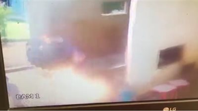 إطار شاحنة ضخمة ينفجر في رجل (فيديو)