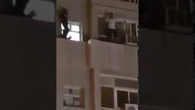 لحظة انتحار شخص من الطابق الخامس بالكويت (فيديو)