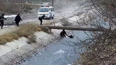 إنقاذ صبي جرفته المياه 2 كيلو متر (فيديو)