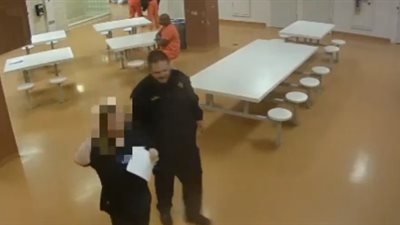 سجين يهاجم ممرضة ويحاول خنقها (فيديو)