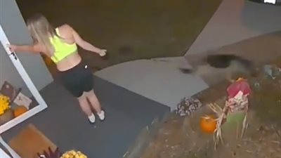 كلب يسحل فتاة حسناء بطريقة مروعة (فيديو)