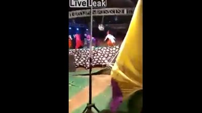 سائق متهور يستخدم الرصيف لتجاوز حافلات مدرسة (فيديو)