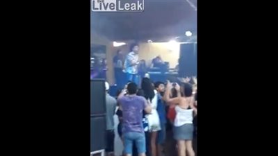 لحظة نجاة امرأة من الغرق بحمام السباحة (فيديو)