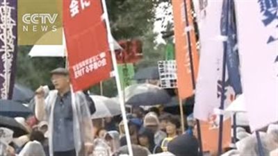 بالفيديو.. آلاف اليابانيين يتظاهرون في ذكرى صدور قانون «الأمن»