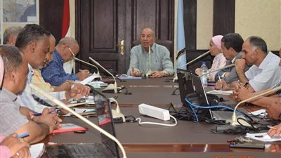 محافظ البحر الأحمر يناقش الاستعدادات النهائية للمشاركة بمسابقة التميز الحكومي