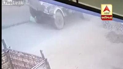 لحظة دهس شاحنة فتاة بعد سقوطها من فوق دراجة نارية (فيديو)