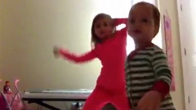 بالفيديو والصور.. 16 مليون مشاهدة لرقصة طفلتين داخل المنزل