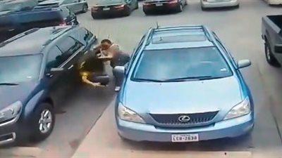 لحظة اعتداء رجل على امرأتين بالضرب المبرح بسبب ركن السيارة (فيديو)