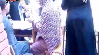 بالفيديو.. أولياء أمور يعترضون على أسعار ملفات التقديم لمدارس الثانوية