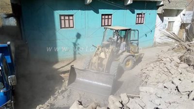 إزالة منزل آيل للسقوط بأحد الأحياء السكنية بالوادى الجديد