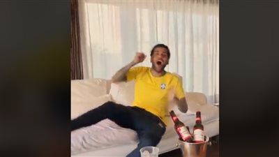 فرحة هيستيرية لـ«داني ألفيش» بعد تأهل البرازيل لربع نهائي المونديال