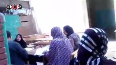 بالفيديو.. عمال بمدارس المعادي يسلمون الطلاب ملفات التقديم