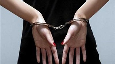 ضبط طالبة نصبت على مواطني الخصوص