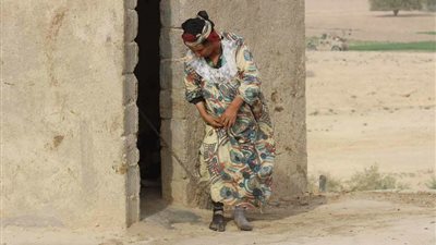 بالصور.. دواعش يكبلون أمهم ويتركونها في مرمى النيران