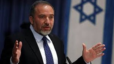 ليبرمان يزور حاجز بالضفة.. وخارجية فلسطين تندد