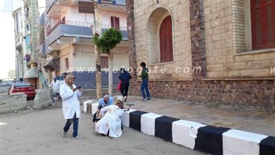 حملة لطلاء وتزيين مدخل الكنائس خلال احتفالات عيد الميلاد في زفتى| صور