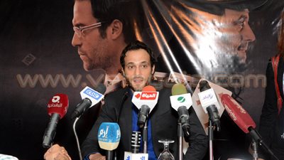 بالصور.. يوسف الشريف يعقد مؤتمرا صحفيا للحديث عن مسلسل لعبة إبليس