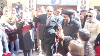 محافظ الوادي الجديد يقدم التهنئة بعيد الميلاد بكنيسة العذراء مريم