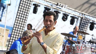 بالصور.. البروفة النهائية لفرقة عمرو دياب قبل حفل الغردقة الليلة