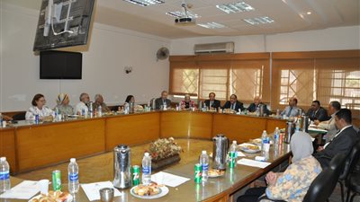 رئيس جامعة حلوان يتفقد أعمال التطوير بـ