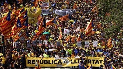 تظاهرة ضخمة في برشلونة احتجاجًا على استمرار اعتقال انفصاليين