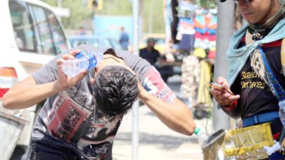 الشمس الحارقة تضرب مصر.. الأرصاد: الحرارة وصلت إلى 50 درجة.. تحذيرات من التعرض لأشعة الشمس..اضطراب بالملاحة البحرية.. استمرار الموجة 72 ساعة.. والناظر يقدم 8 نصائح لمواجهة خطورتها