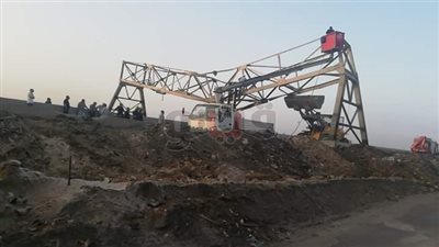 رفع الأجزاء المعدنية من كوبري المشاة المتساقط بالإسكندرية (صور)