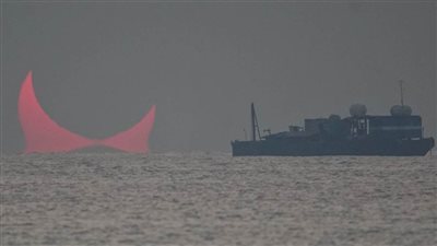 الشمس تظهر مثل 