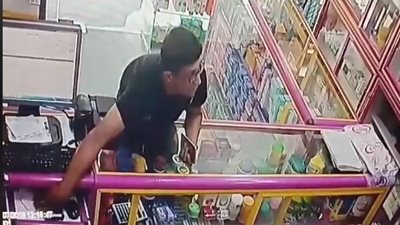 لص يسرق هاتف محمول من صيدلية بعين شمس (فيديو)