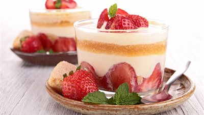 كأسات الكنافة بالفراولة والمكسرات هدية الشيف سالي للعيد