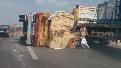 بالصور.. انقلاب سيارة نقل محملة بالأخشاب بـ«زراعي البحيرة»