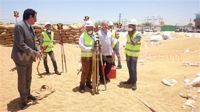 بالصور.. «تقصي حقائق القمح» تكشف سوء التخزين في شونة بأسيوط