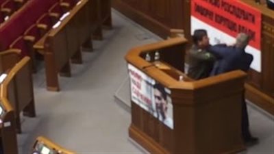 بالفيديو.. معركة داخل برلمان أوكرانيا لاستخدام اللغة الروسية