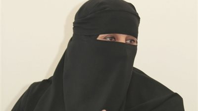 بسبب مشاجرة مع رجل.. امرأة منقبة تهدد بإشعال النار في نفسها