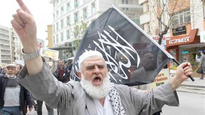 عرب ويكلي: مخاوف بين الإخوان بتركيا من تحسن العلاقات مع مصر