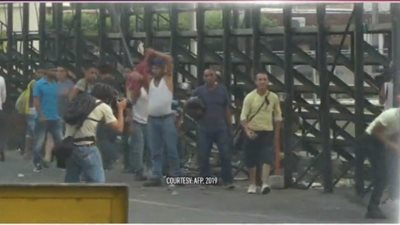 احتراق أول شاحنة مساعدات خلال محاولتها دخول فنزويلا (فيديو)