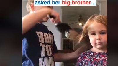 رد فعل طفلة صفف شقيقها شعرها بشكل غريب (فيديو)