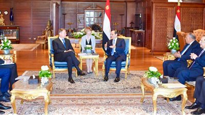 قمة مصرية رومانية بشرم الشيخ.. السيسي ويوهانيس يبحثان تشجيع الاستثمارات.. والمشاركة في تنفيذ المشروعات القومية في مصر.. يناقشان تطورات عملية السلام وأزمات سوريا وليبيا واليمن