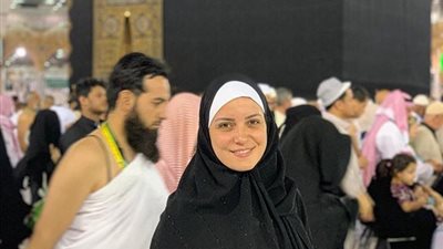 ريهام عبد الغفور تؤدي مناسك العمرة قبل عرض 