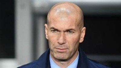 زيدان يعود إلى معسكر ريـال مدريد بعد وفاة شقيقه