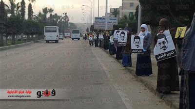 سلاسل بشرية لأنصار 