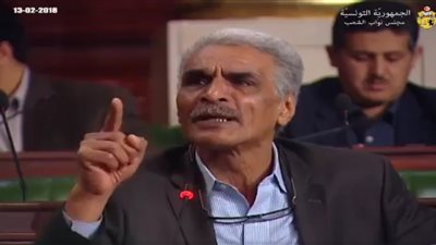نائب تونسي يمزق علم إسرائيل داخل البرلمان (فيديو)