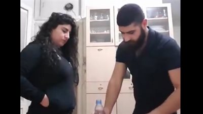 فتاة تلقن شقيقها درسًا قاسيًا بسبب مقلب (فيديو)